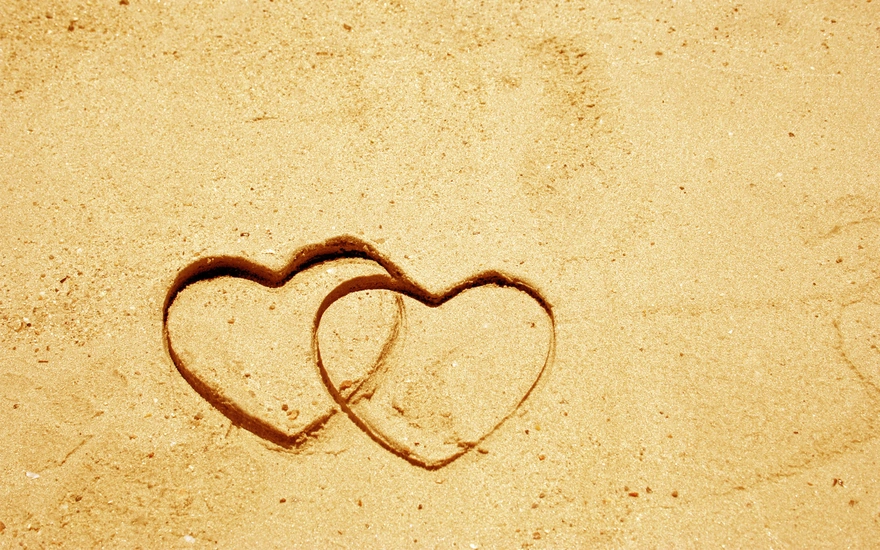 Сердечки нарисованные на песке