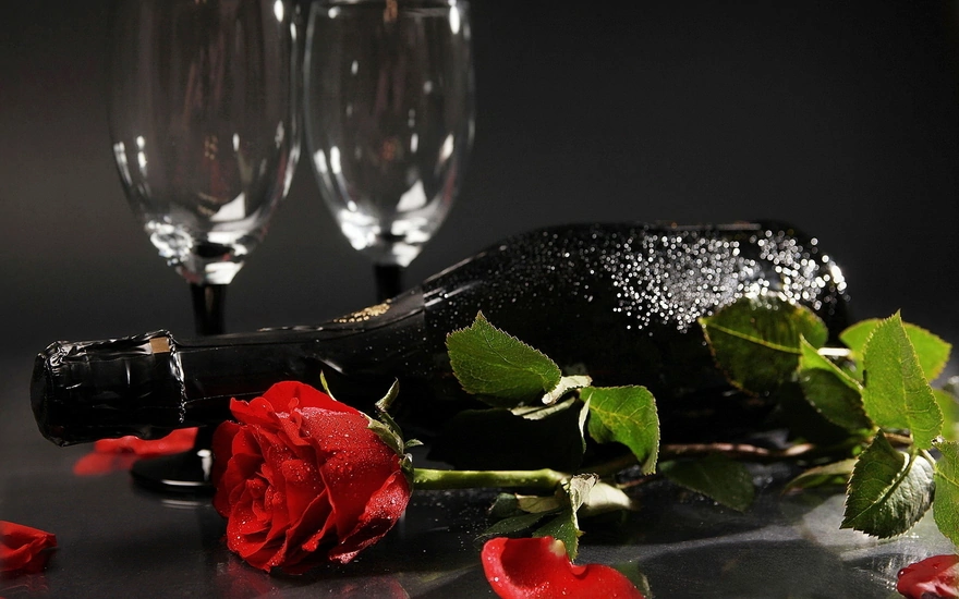 Два бокала с розой и бутылкой шампанского