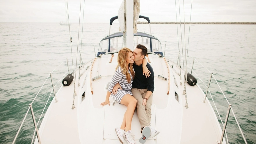 Романтическая прогулка на яхте влюбленной пары