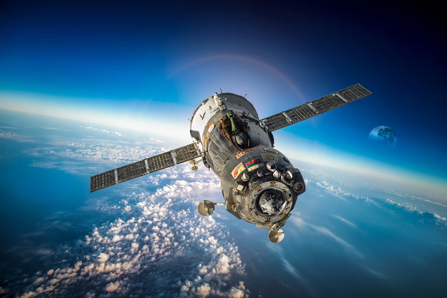 Космический корабль Союз летает в атмосфере над Землёй