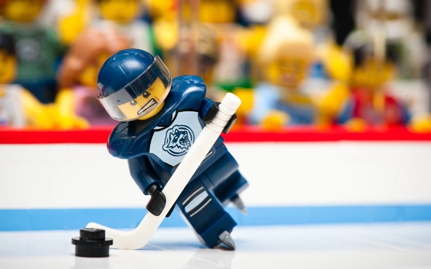 Человечек из Lego играет в хоккей