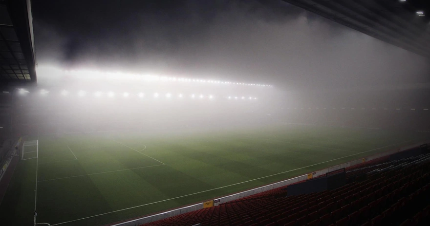 Туман над футбольным полем