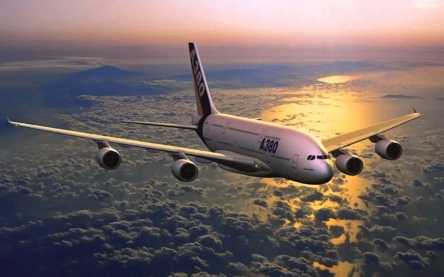 Самолёт A380 летит по маршруту над облаками