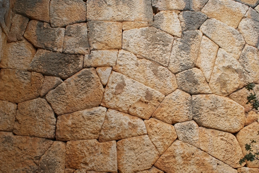 Стена из ровно уложенная из камня