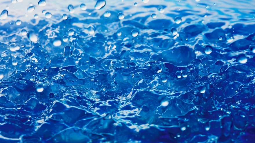 Чистая голубая вода