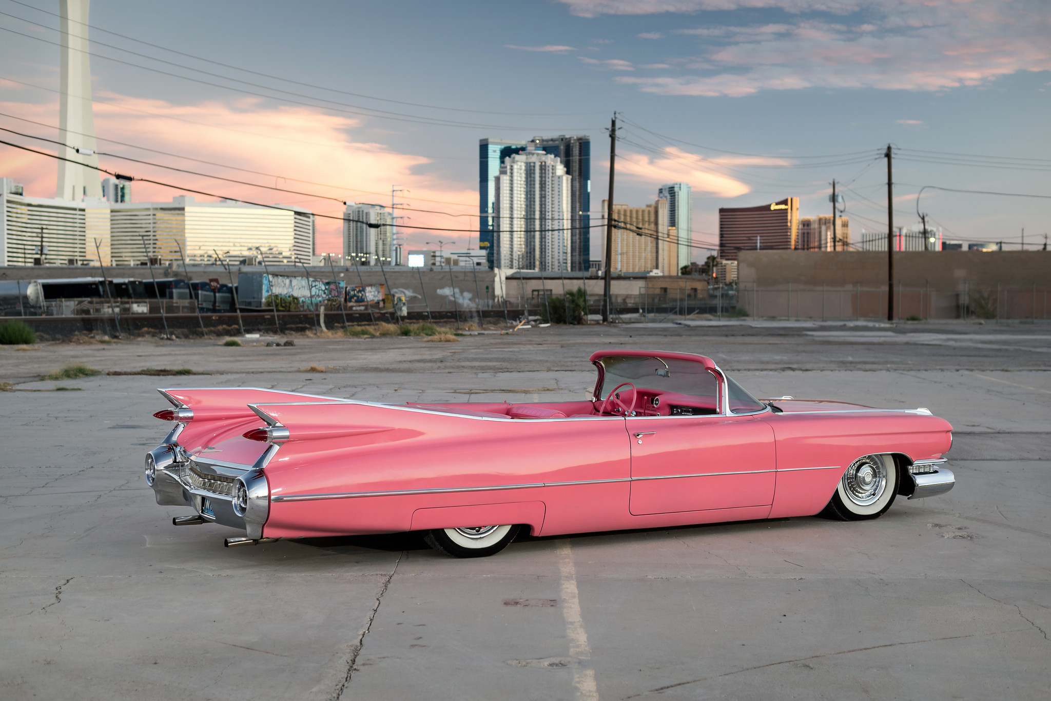 Картинка: Автомобиль, Cadillac Convertible, кабриолет, ретро, 1959, розовый, коралловый, город