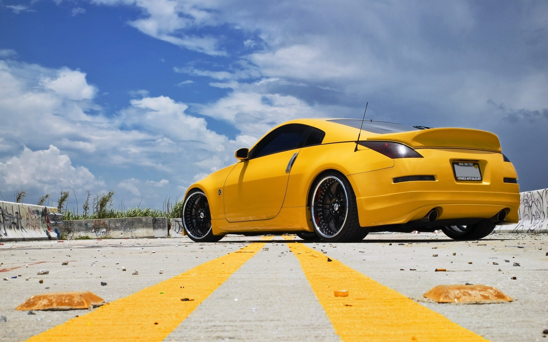 Картинка: Автомобиль, Nissan, 350Z, жёлтый, небо, облака, дорога, мусор