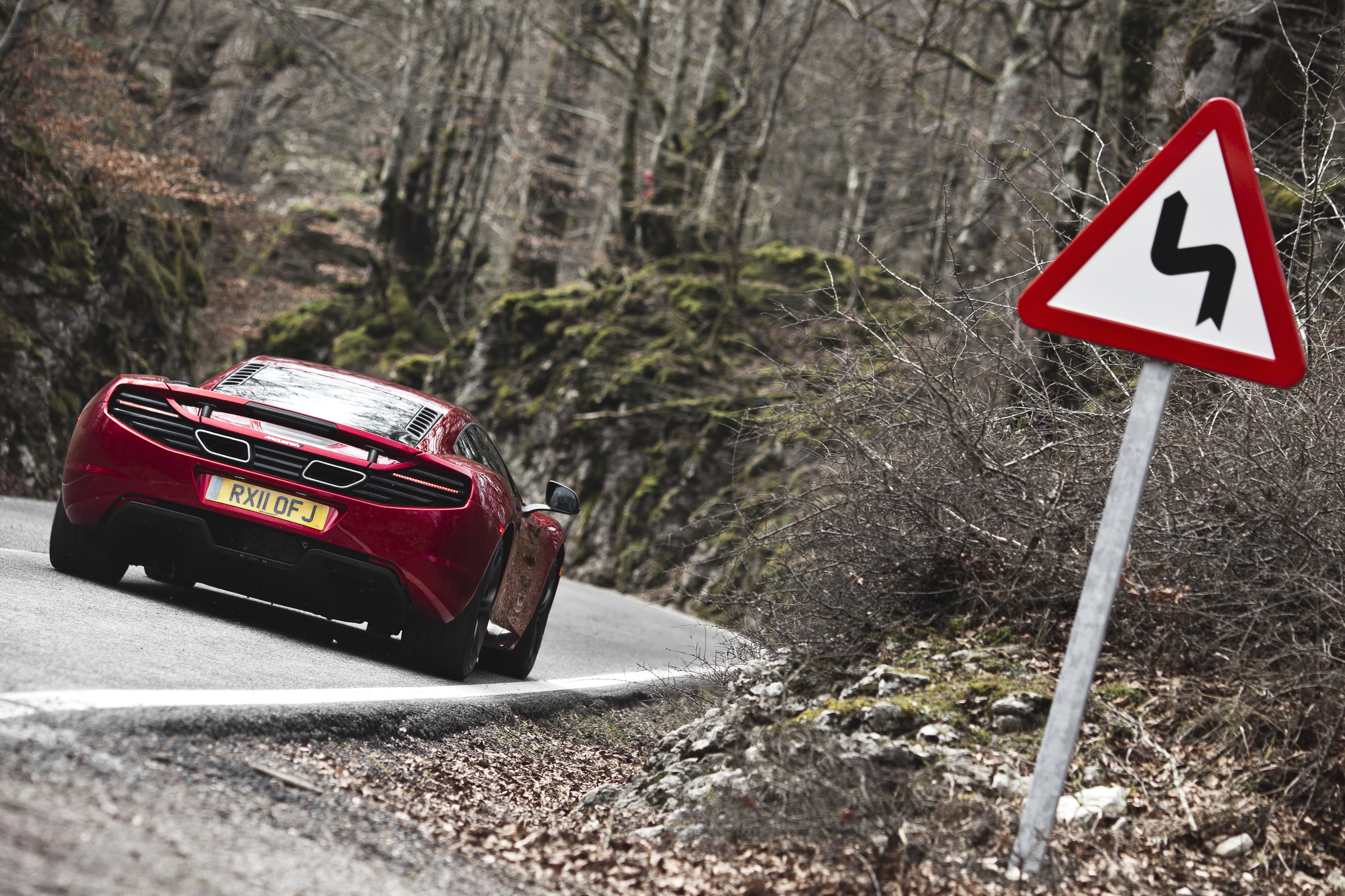 Картинка: McLaren, MP4, 12C, красный, дорога, лес, предупреждение, знак, опасные повороты