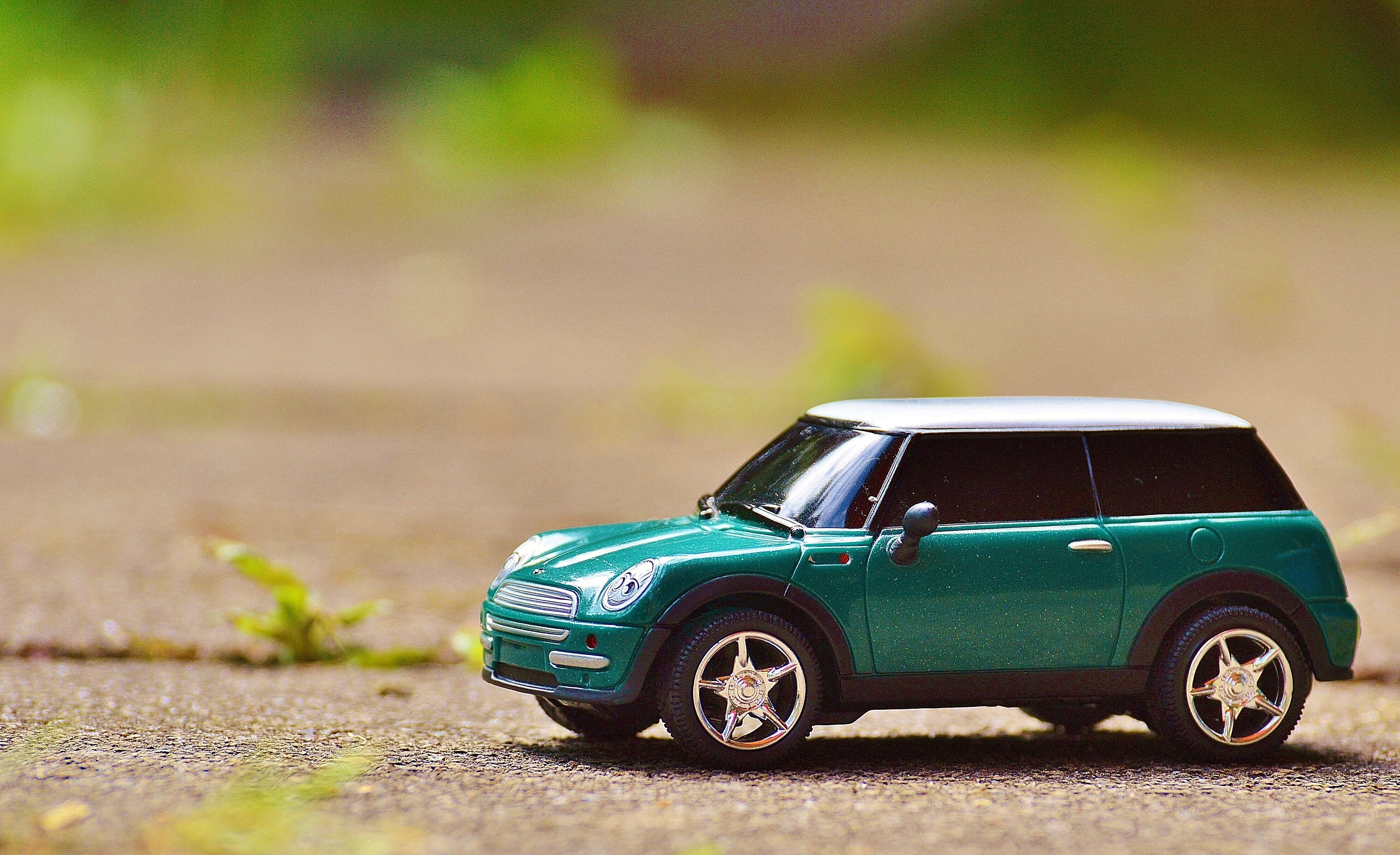 Картинка: Машинка, модель, Mini Cooper, асфальт, трава