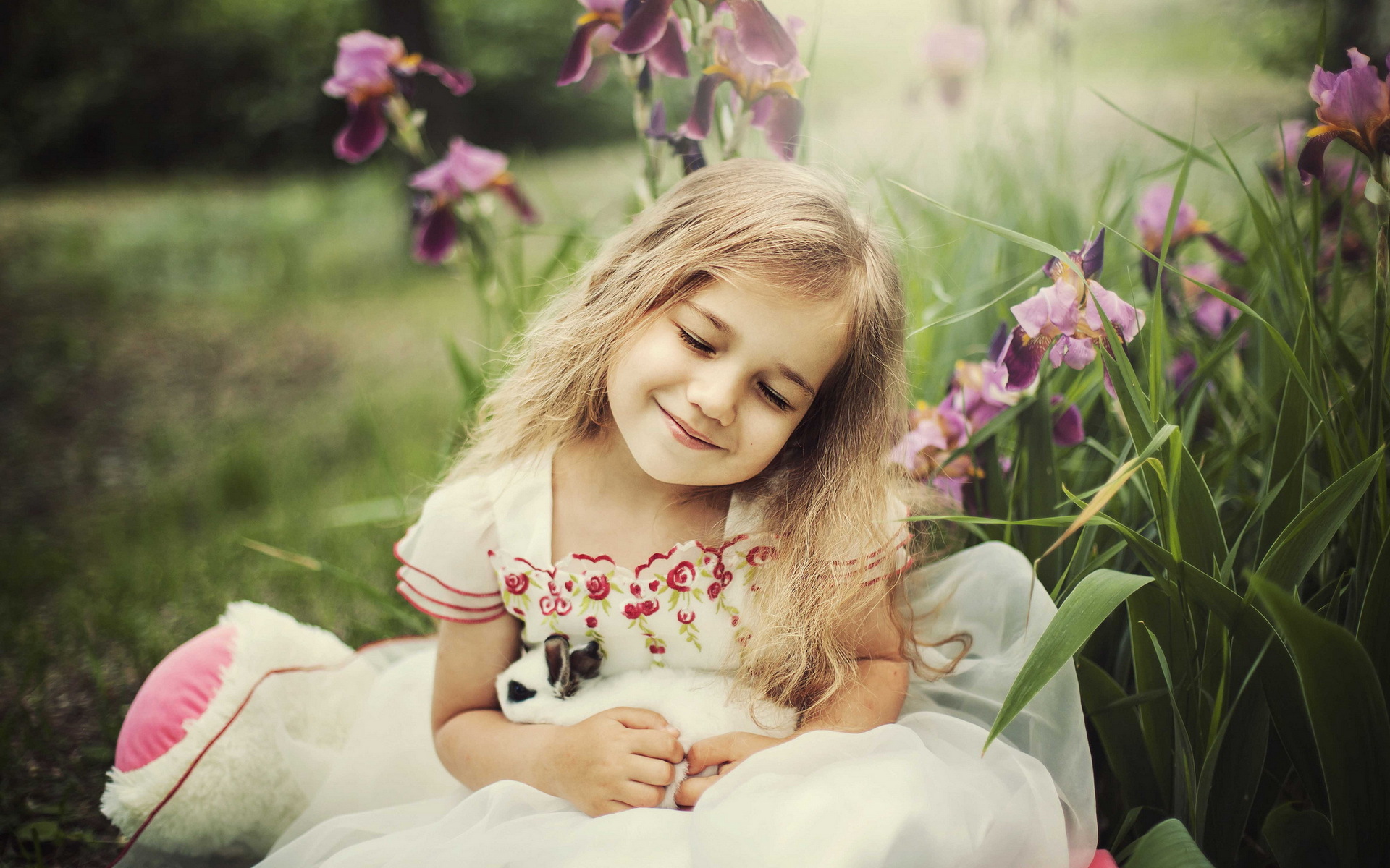 Картинка: Девочка, платье, держит, кролик, зелень, природа, настроение