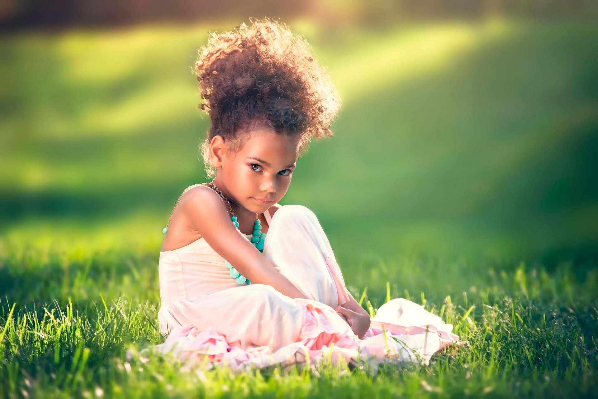 Картинка: Девочка, прическа, платье, взгляд, сидит, трава