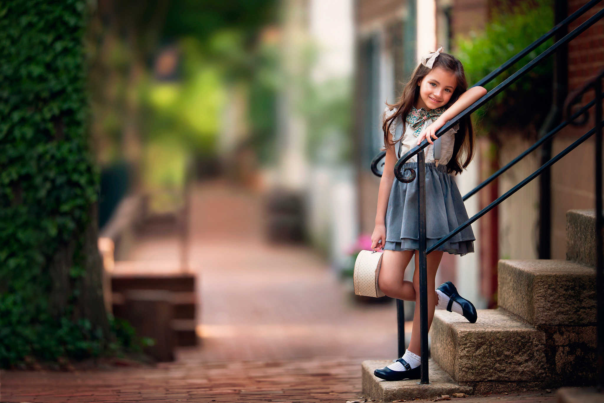 Картинка: Девочка, стоит, лестница, ступеньки, перила, улыбка, настроение, улица