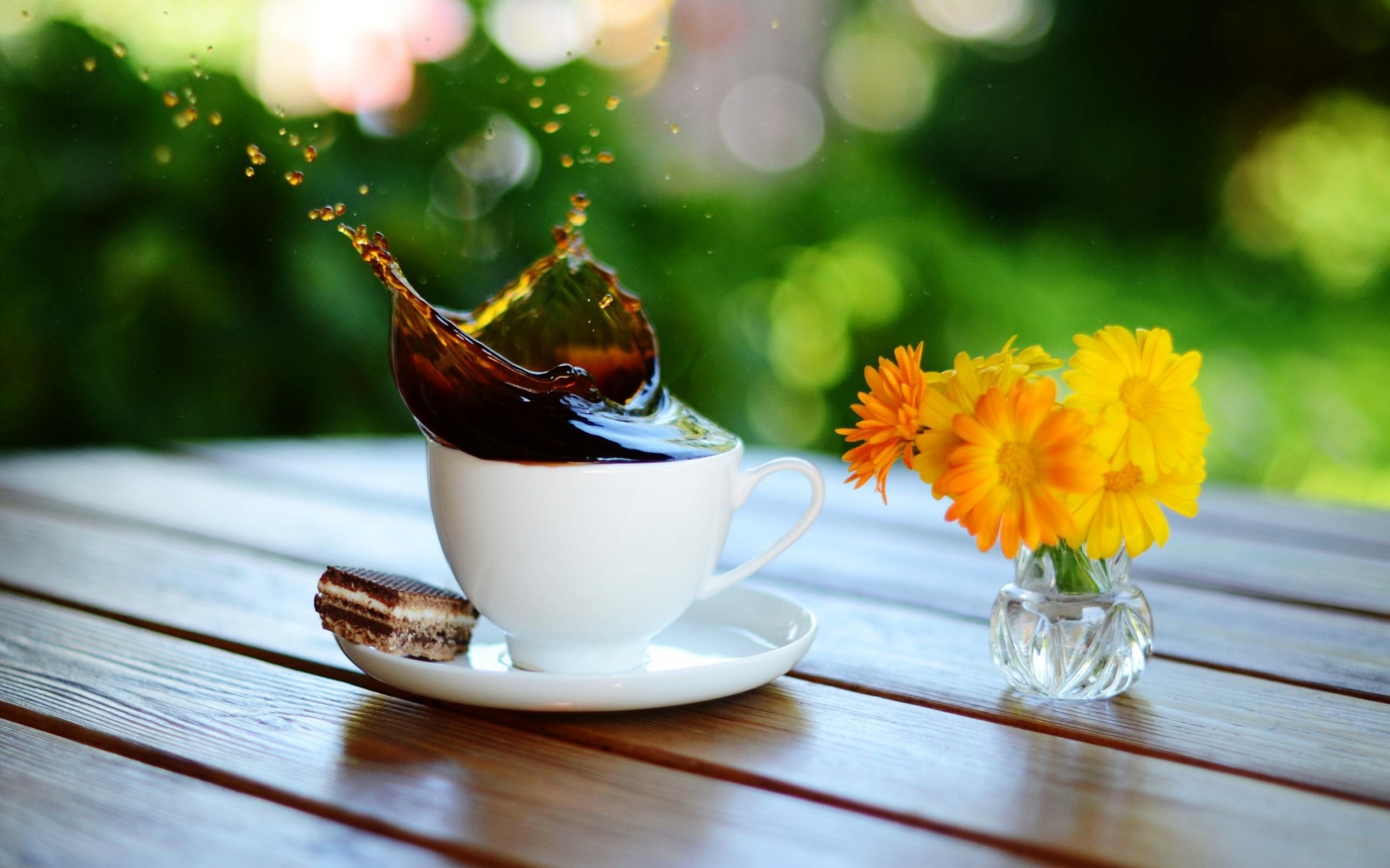 Картинка: Чашка кофе, всплеск, брызги, пироженое, цветочки, стол