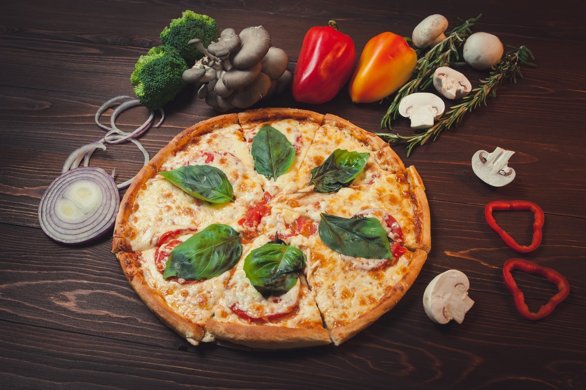 Картинка: Пицца, красный перец, грибы, лук, специи, зелень