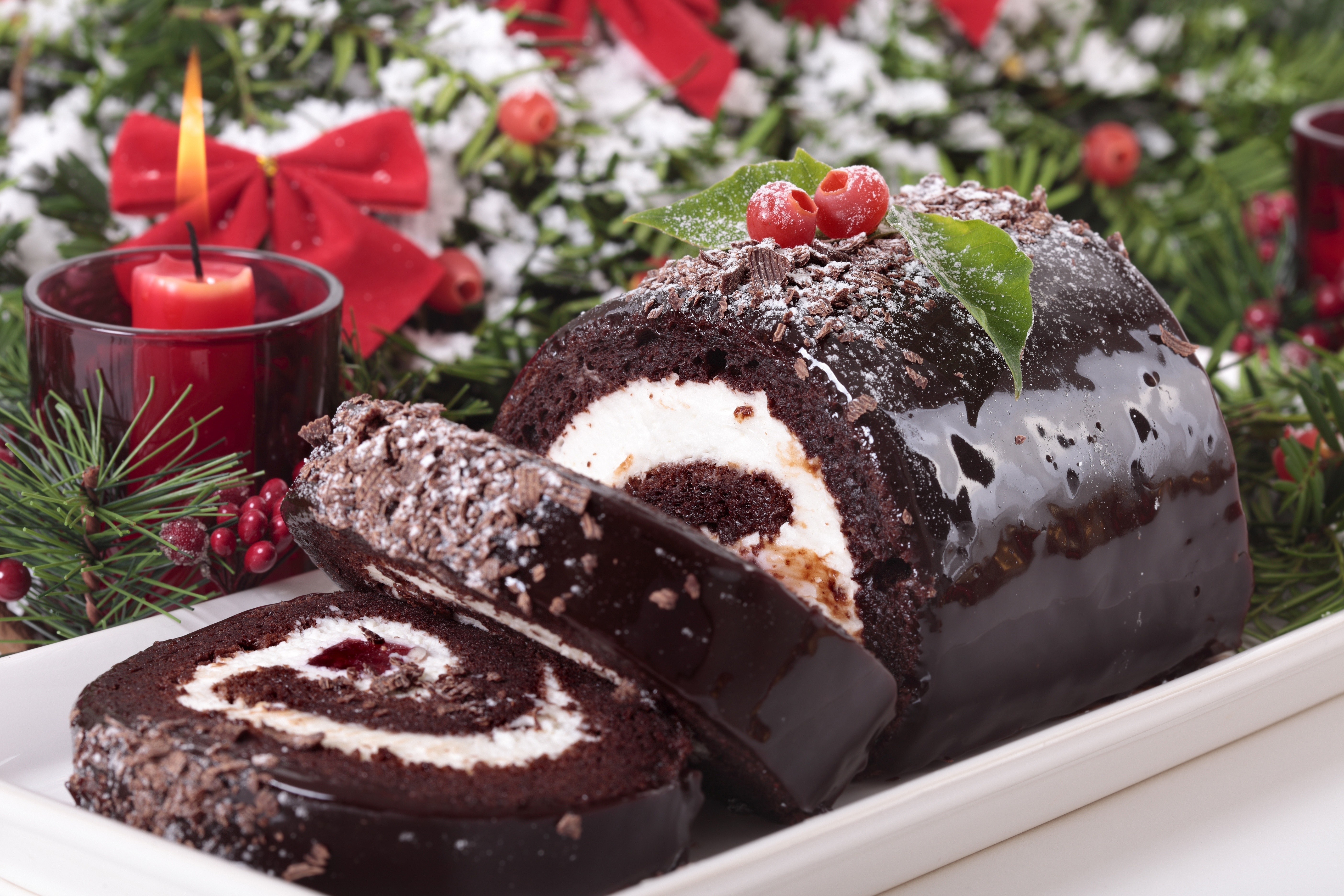 Картинка: Рулет, шоколадный, сладкий, ягоды, свечи, праздник, рождество
