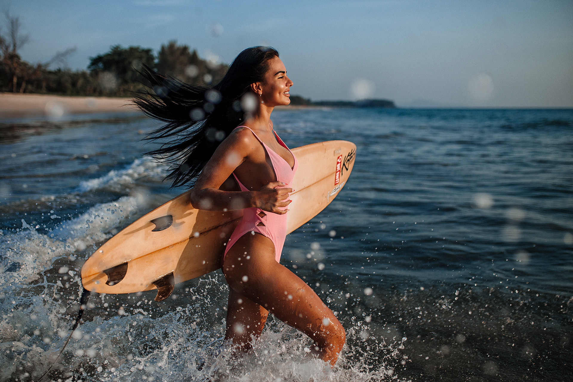 Картинка: Девушка, море, вода, доска, сёрфинг, бежит, радостная, брюнетка