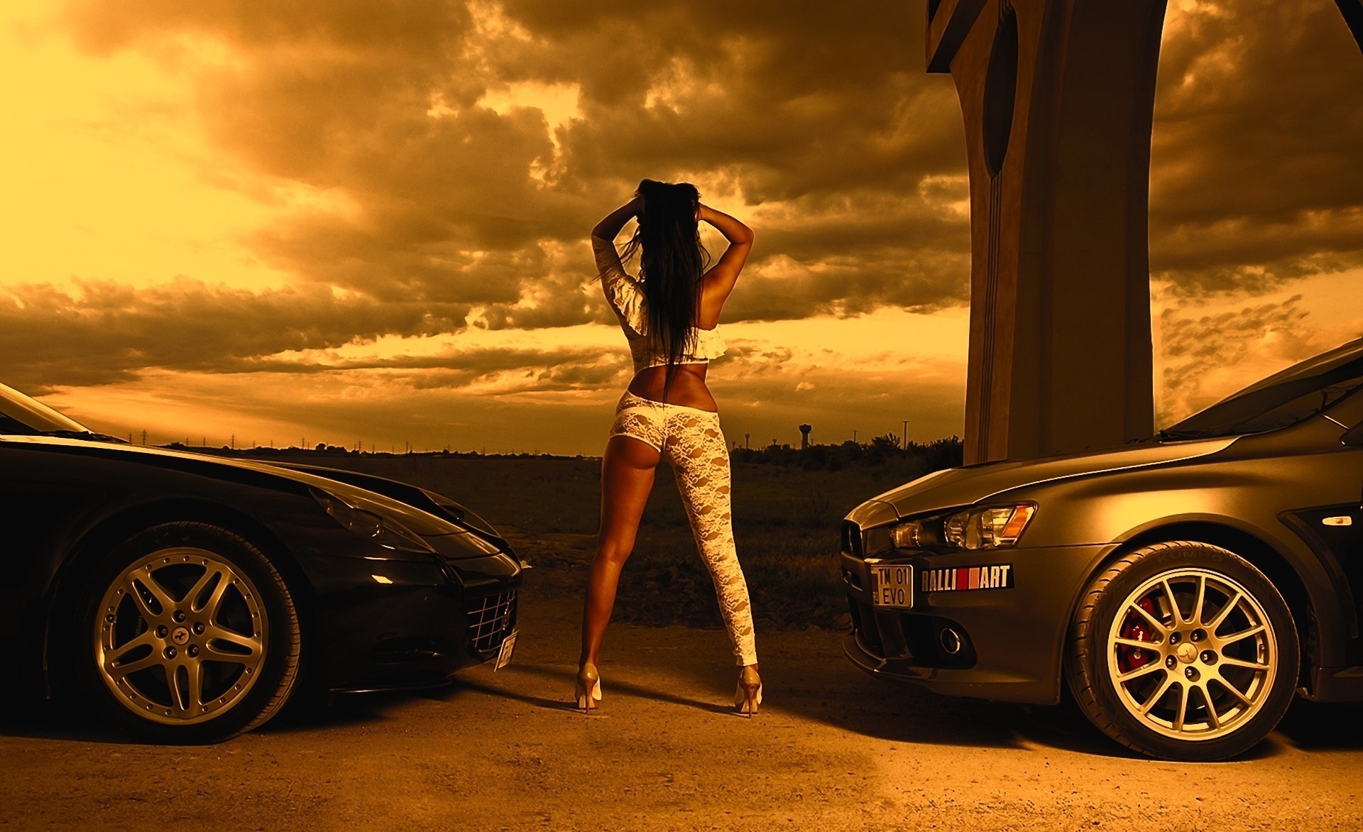 Картинка: Девушка, спина, стоит, Митцубиси, Феррари, автомобили, закат, небо, облака, горизонт