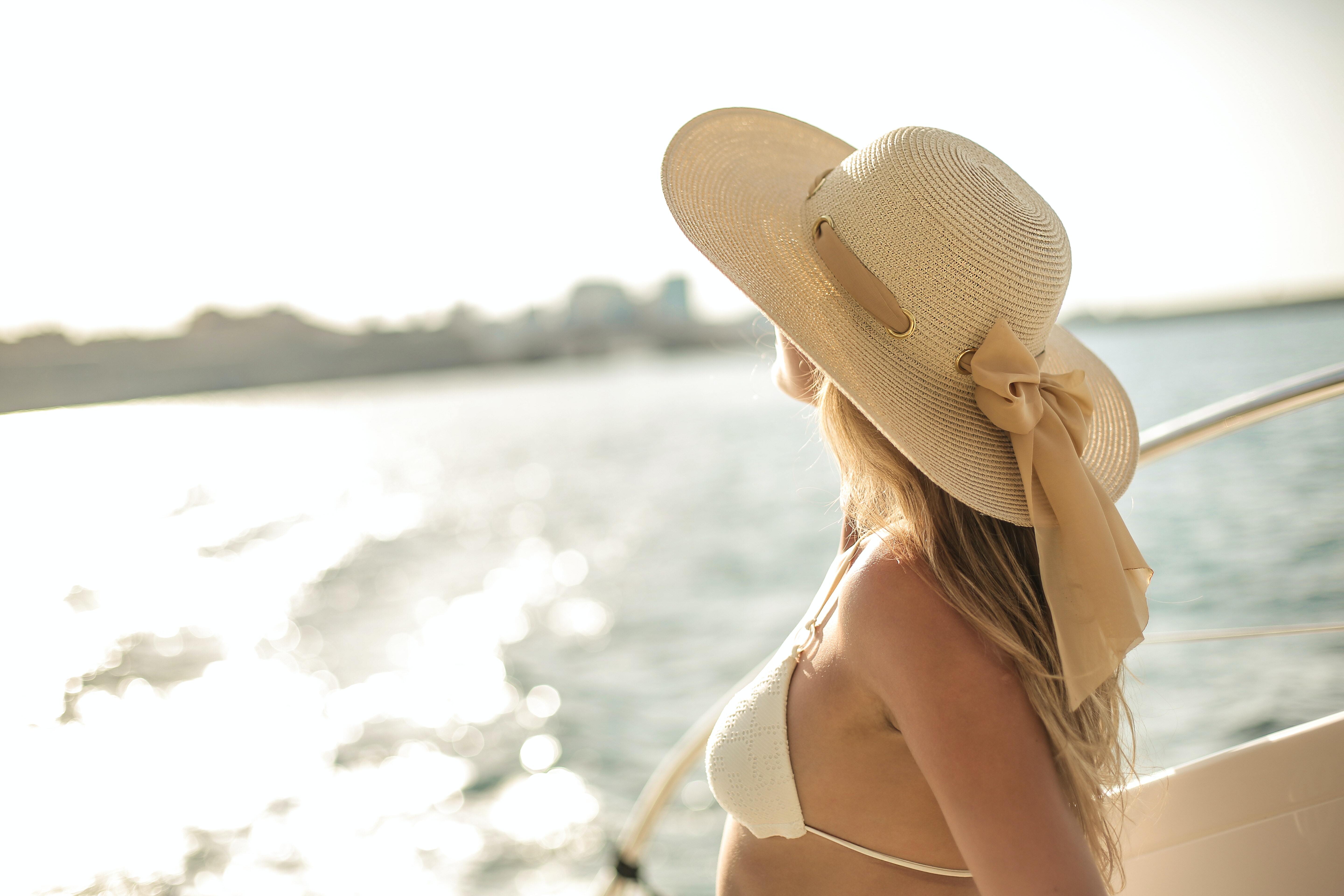 Картинка: Девушка, день, шляпа, купальник, яхта, море, размытость, горизонт