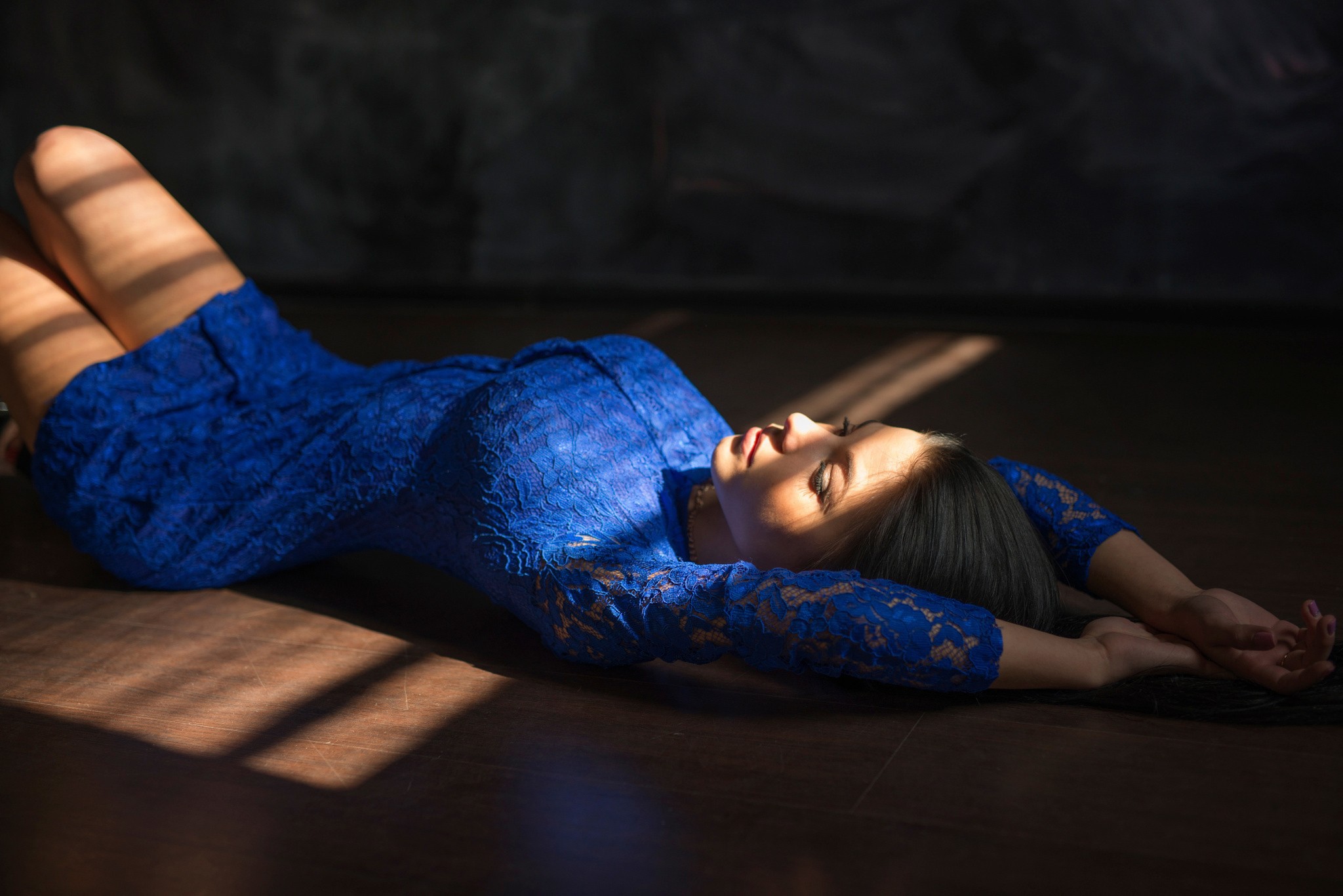 Image: Marina Shimkovich, lies, floor, blue dress, on the back, sunlight