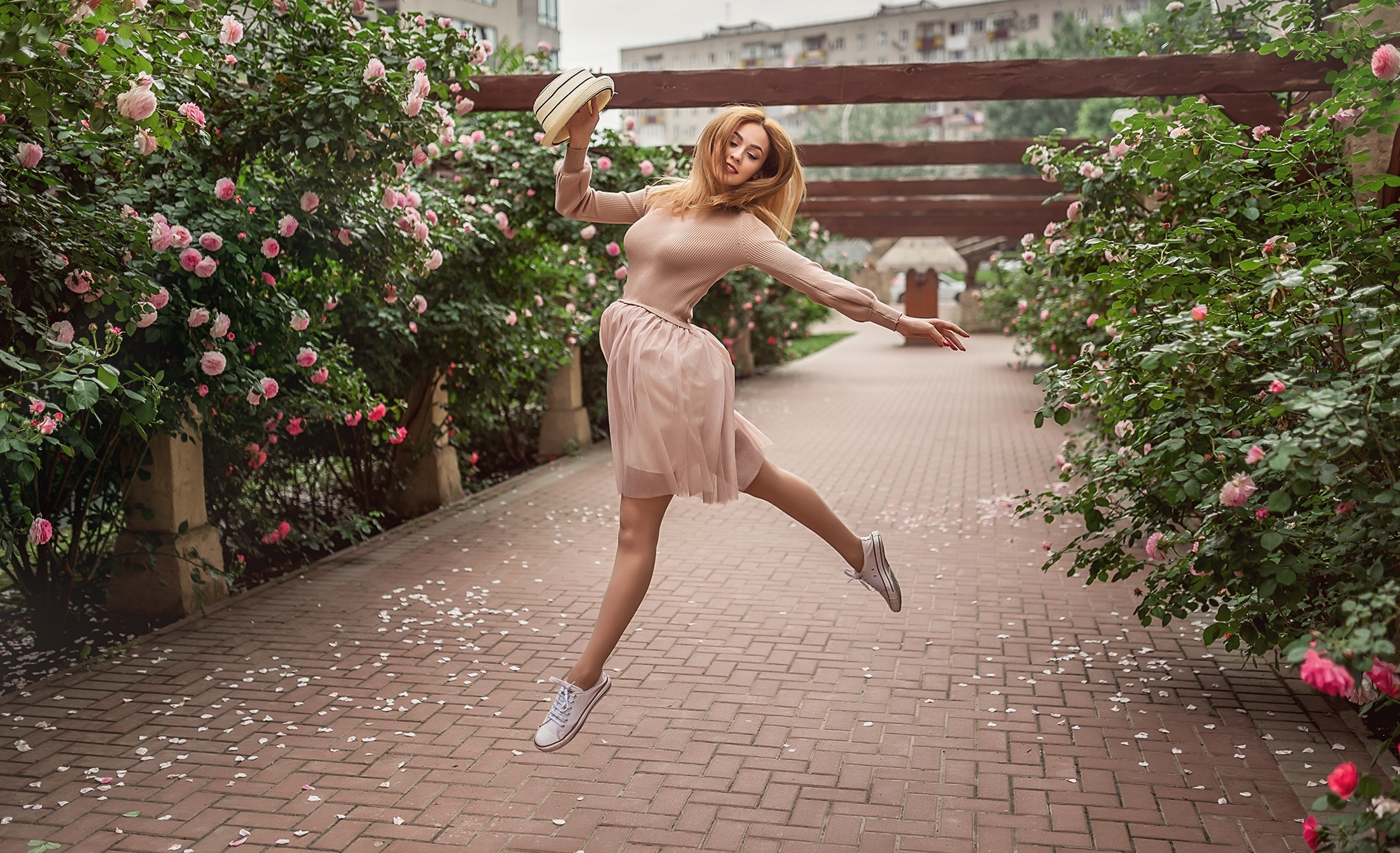 Картинка: Девушка, в розовом, платье, шляпка, настоение, в прыжке, цветы, розы, кустовые, сад, Кристина Кардава