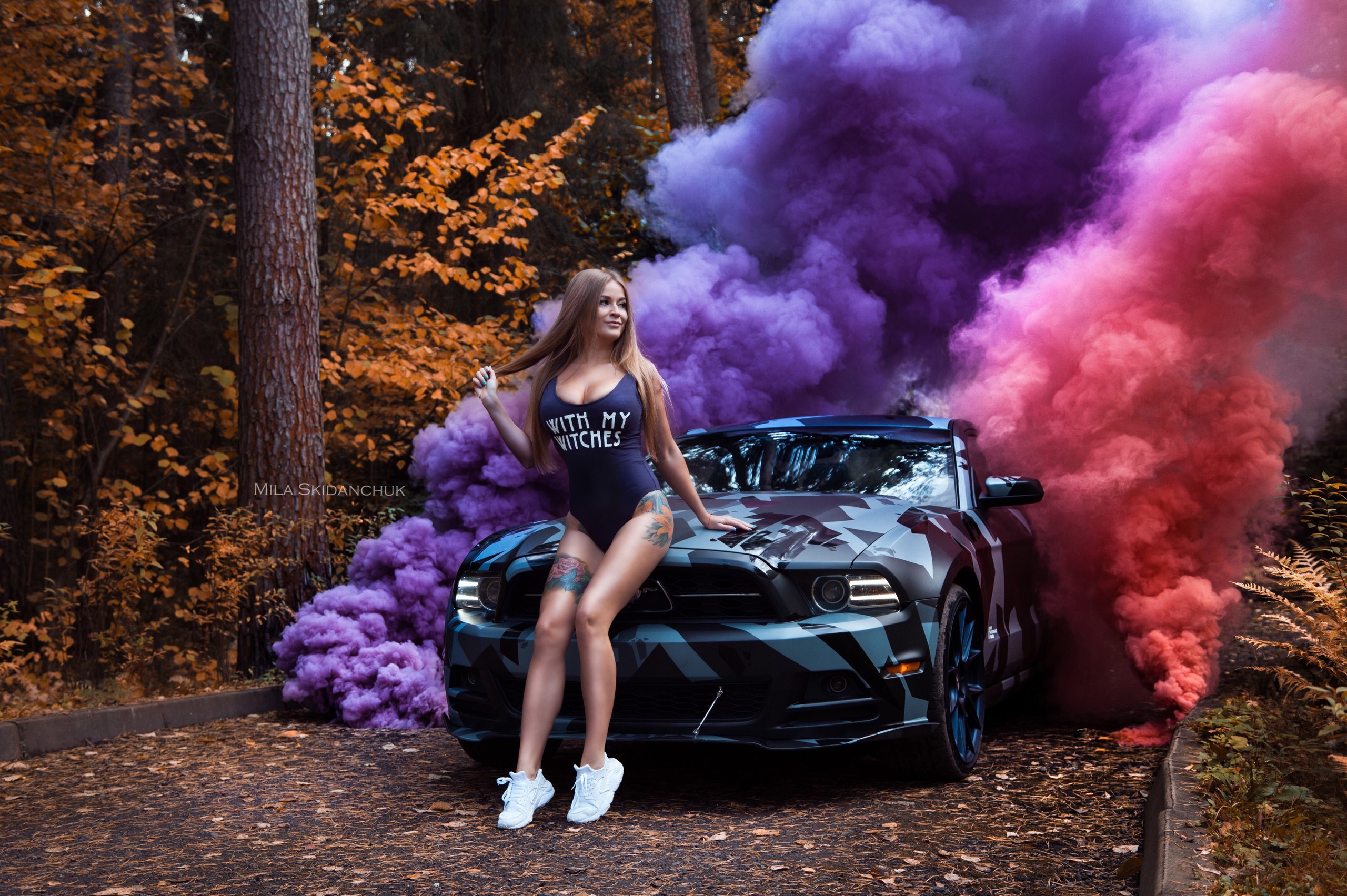 Картинка: Мила Скиданчук, Mila Skidanchuk, фотограф, девушка, тату, авто, тюнинг, лес, осень, дымовые шашки