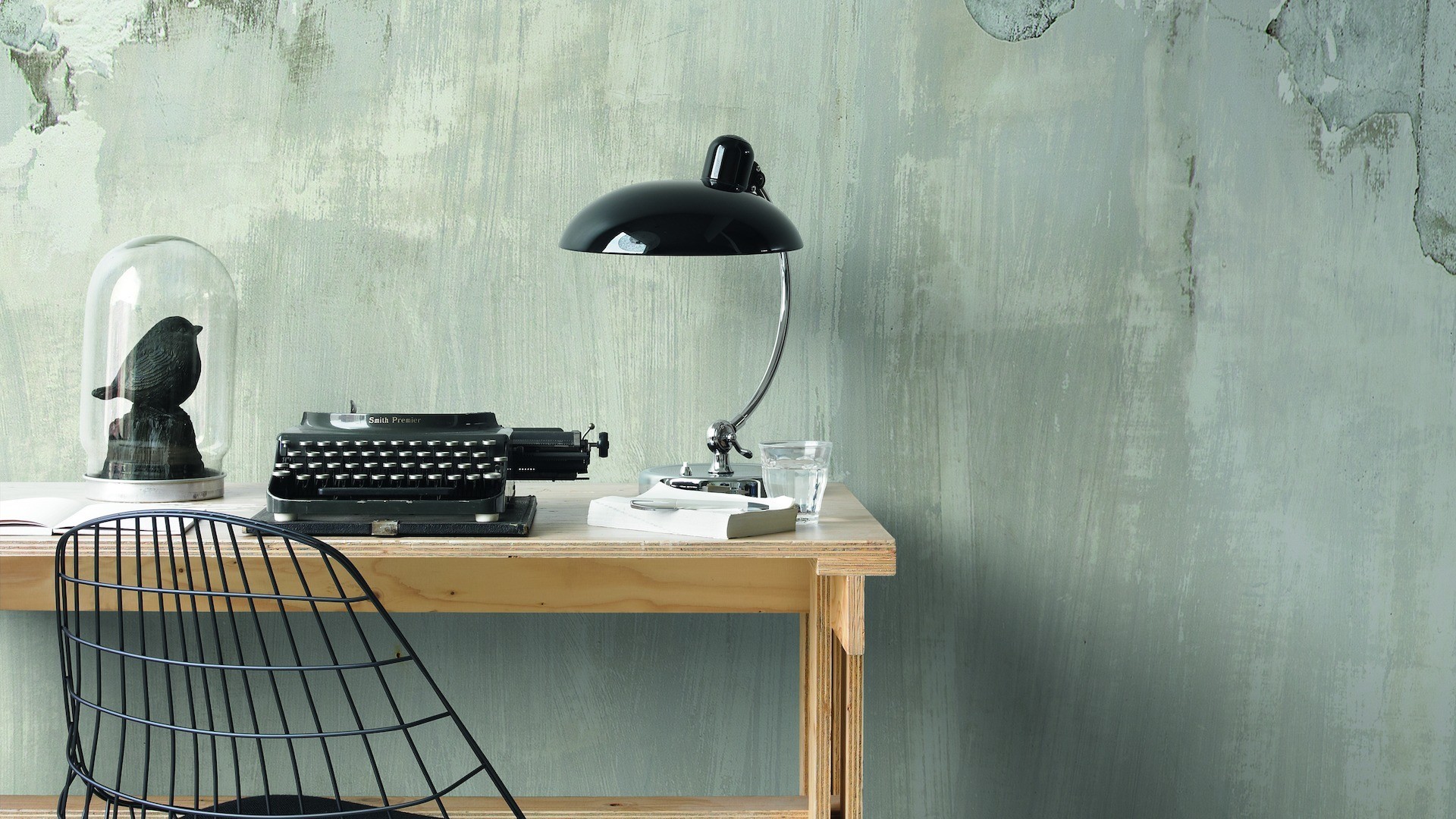 Картинка: Рабочий стол, лампа, стена, стол, печатная машинка, чучело, стул