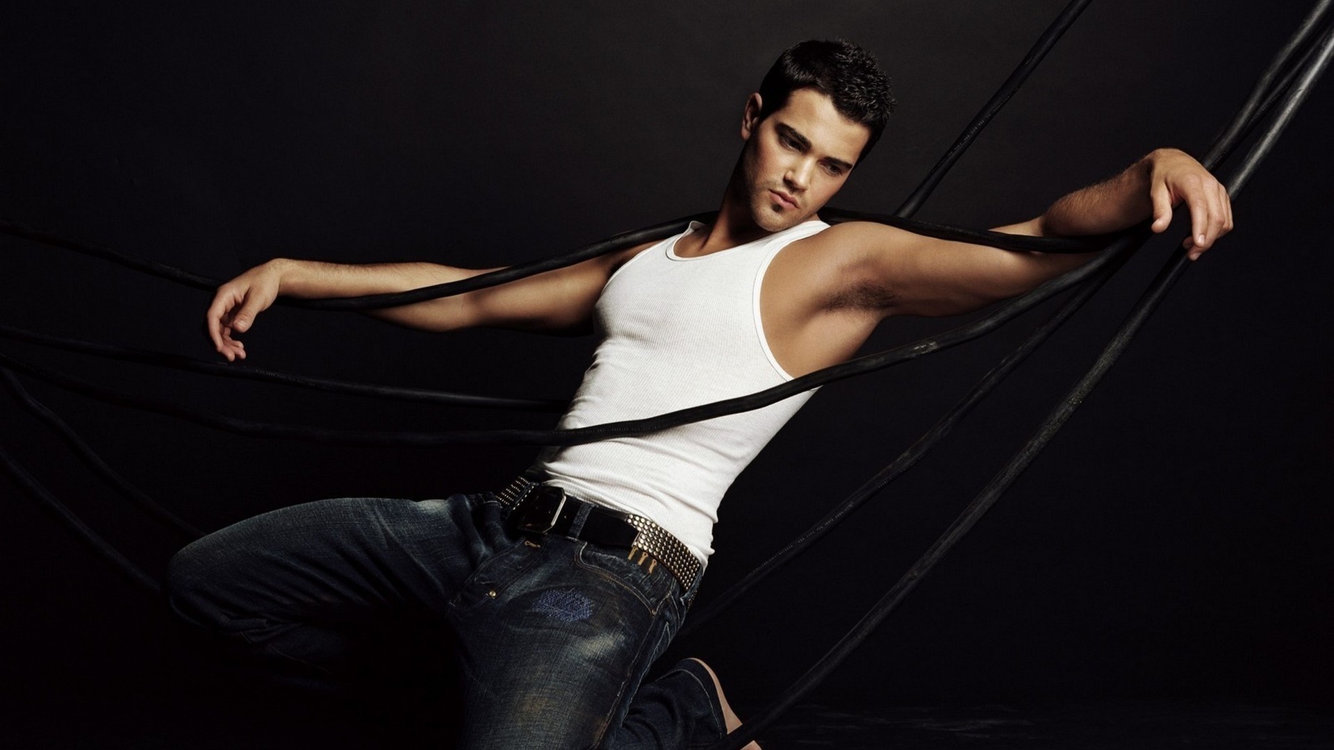 Image: Male, guy, brunet, person, actor, Jesse Metcalfe, t-shirt, white jeans, dark background