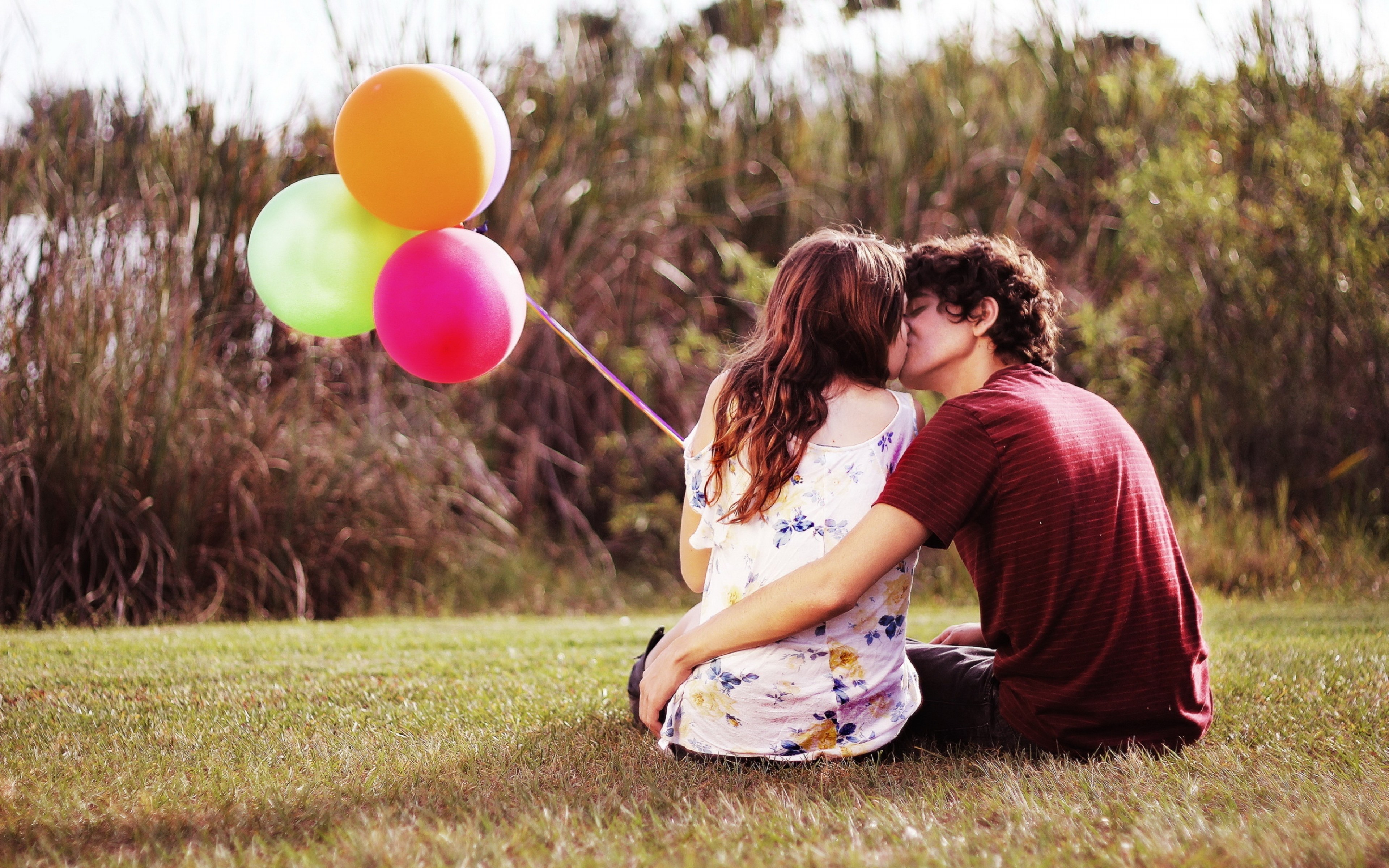 Картинка: Пара, девушка, парень, объятия, поцелуй, любовь, воздушные шары, природа