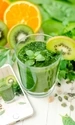 Картинка: Зелёный напиток и фото на телефоне этого же напитка