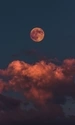 Картинка: Кровавая луна над облаками