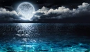 Картинка: Яркая луна над ночным морем.