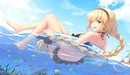 Картинка: Аниме-девушка плавает в море сидя в спасательном круге