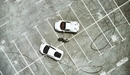 Картинка: Две белые машины и мотоцикл на парковке