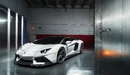 Картинка: Белый Lamborghini Aventador в гараже.