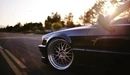 Картинка: Колесо BMW стоящего на дороге.