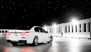Картинка: Белый BMW 7 и звёздное небо.