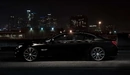 Картинка: Чёрный BMW 750li на фоне ночного города
