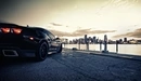 Картинка: Chevrolet Camaro у набережной в большом городе.