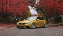 Картинка: Золотистый BMW на фоне осени.