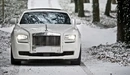 Картинка: Машина бизнес класса Rolls-Royce Ghost Series II зимой со включёнными фарами