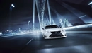 Картинка: Белый Lexus RC 350 F SPORT едет по освещённому мосту.