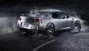 Картинка: Nissan GTR на скорости поворачивает на мокрой дороге.