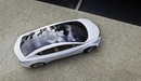 Картинка: Вид сверху на белый Nissan Ellure с прозрачной крышей.