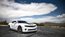 Картинка: Белый Chevrolet Camaro на дороге с горным пейзажем