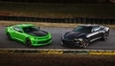 Картинка: Два автомобиля зелёный и черный Chevrolet Camaro на дороге.
