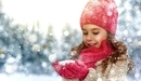 Картинка: Девочка держит в руках снег