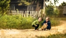 Картинка: Две девочки гуляют и играют с кошкой