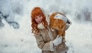 Картинка: Рыжеволосая девочка и рыжий кот зимой