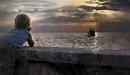 Картинка: Мальчик наблюдает за плывущим кораблём.