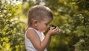 Картинка: Мальчик держит птенца в ладошках